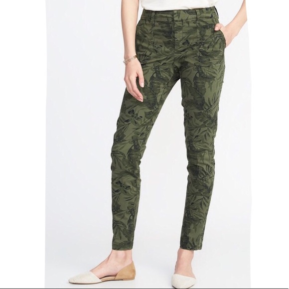 Old Navy Pants - Old Navy Pixie Olive green leaf Print Chino Pants, size 2